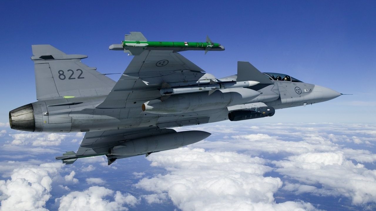 Военный самолет в небе