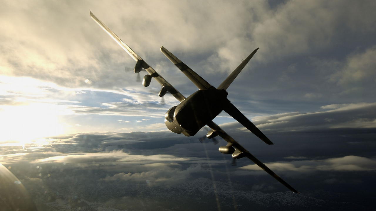 Грузовой самолет в полете