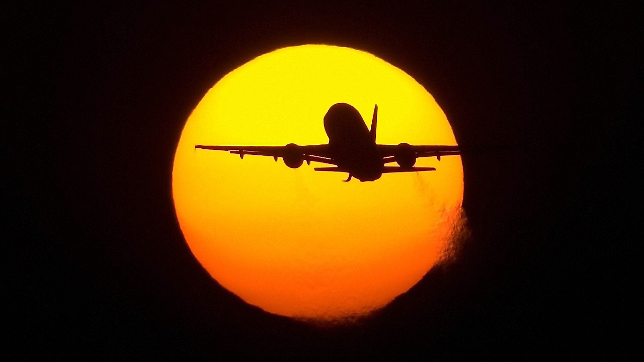 Самолет летит на луну