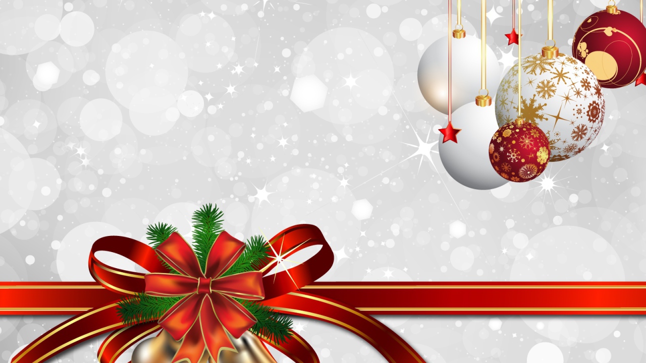 Колокольчики и ёлочные игрушки на белом фоне на рождество