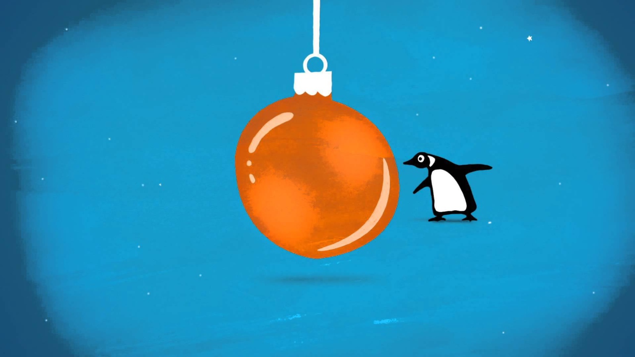 Пингвин и оранжевая ёлочная игрушка на рождество