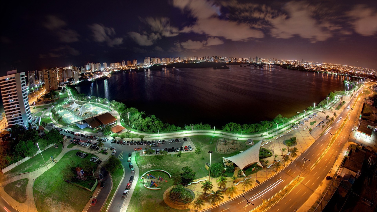 Ночной город вокруг залива