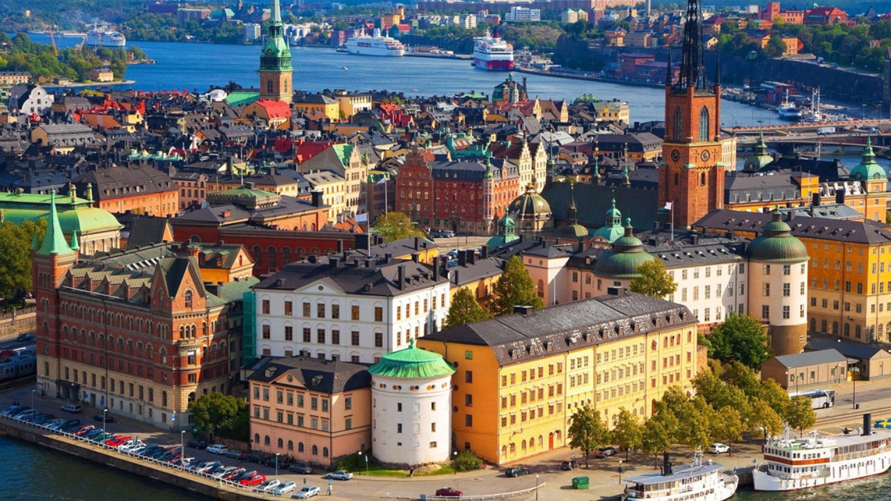 Городской пейзаж с набережной