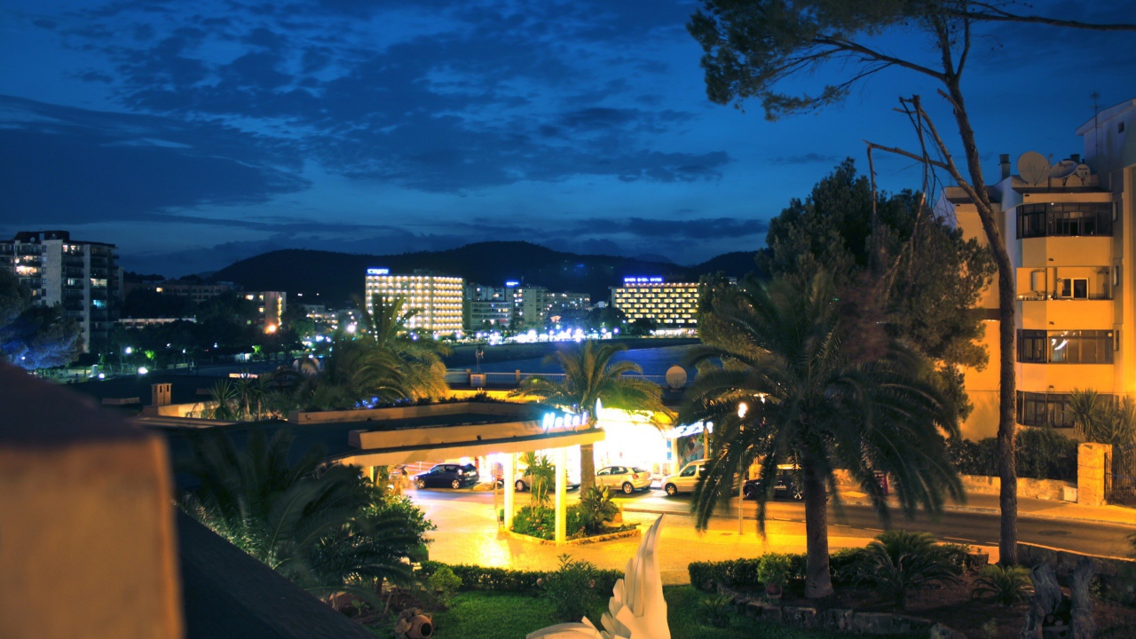 Курортный город ночью