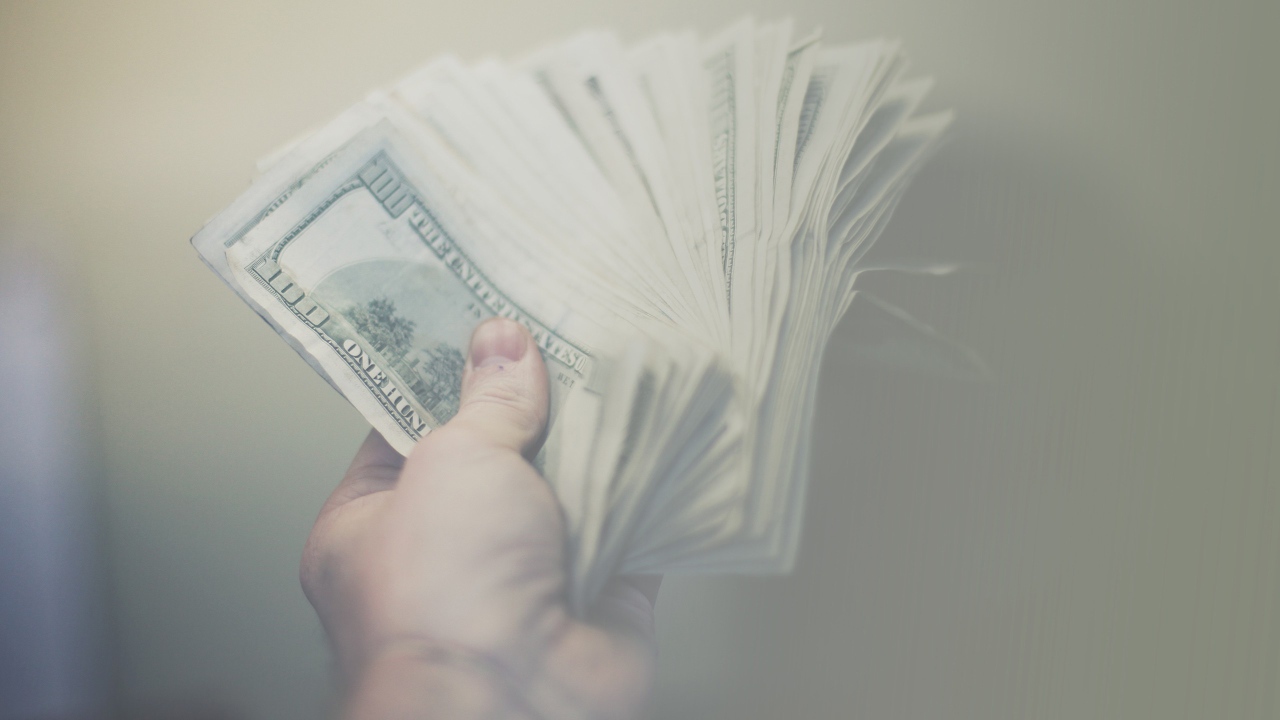 Деньги в руке