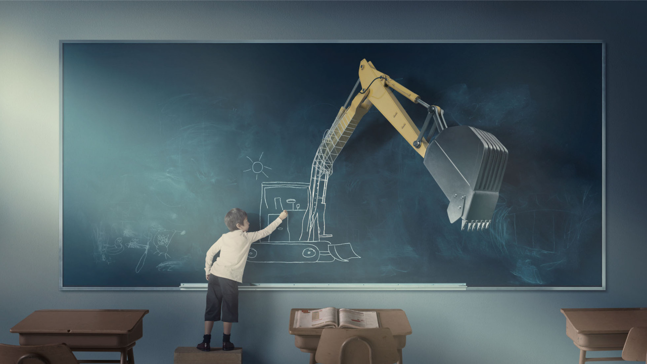 Мальчик рисует экскаватор