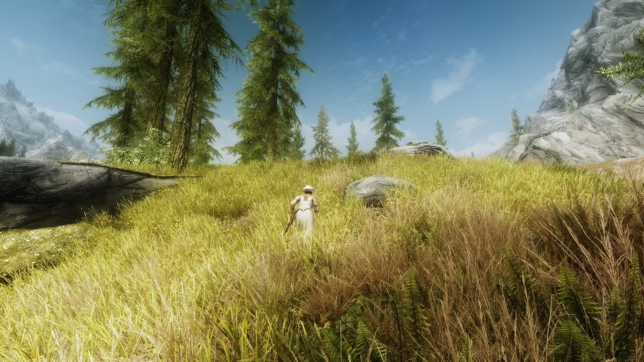 Человек с мечом идет в гору