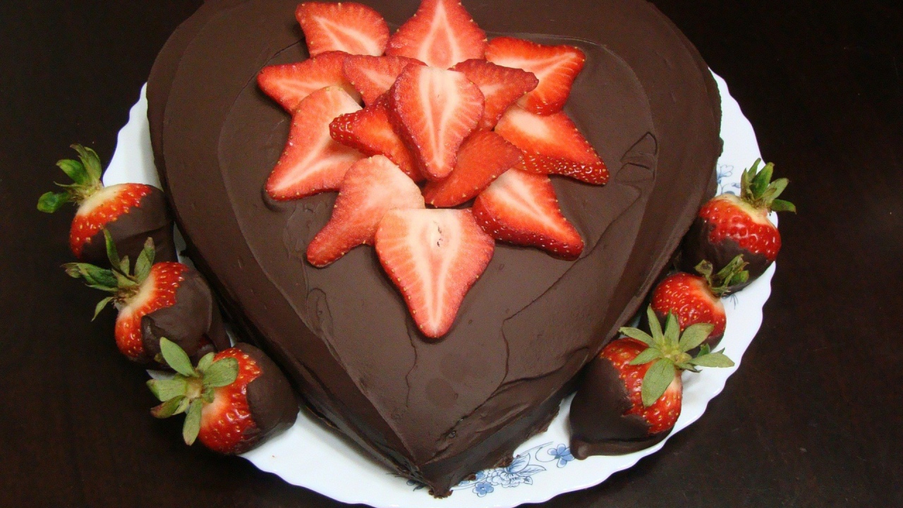 Торт в шоколаде с клубникой