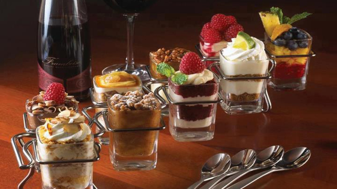 Десерт с красным вином