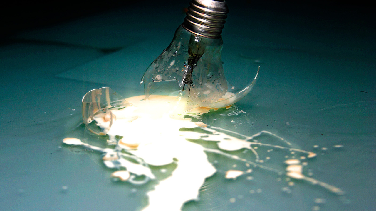 Из разбитой лампы вытекает свет