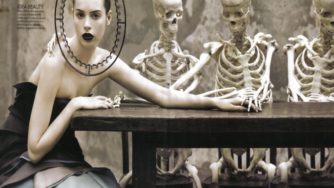 Девушка со скелетами за столом