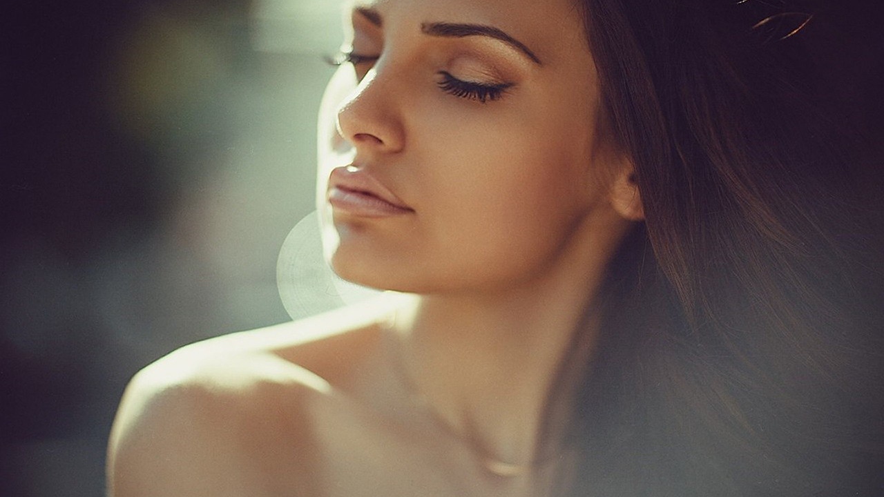 Мечтающая брюнетка