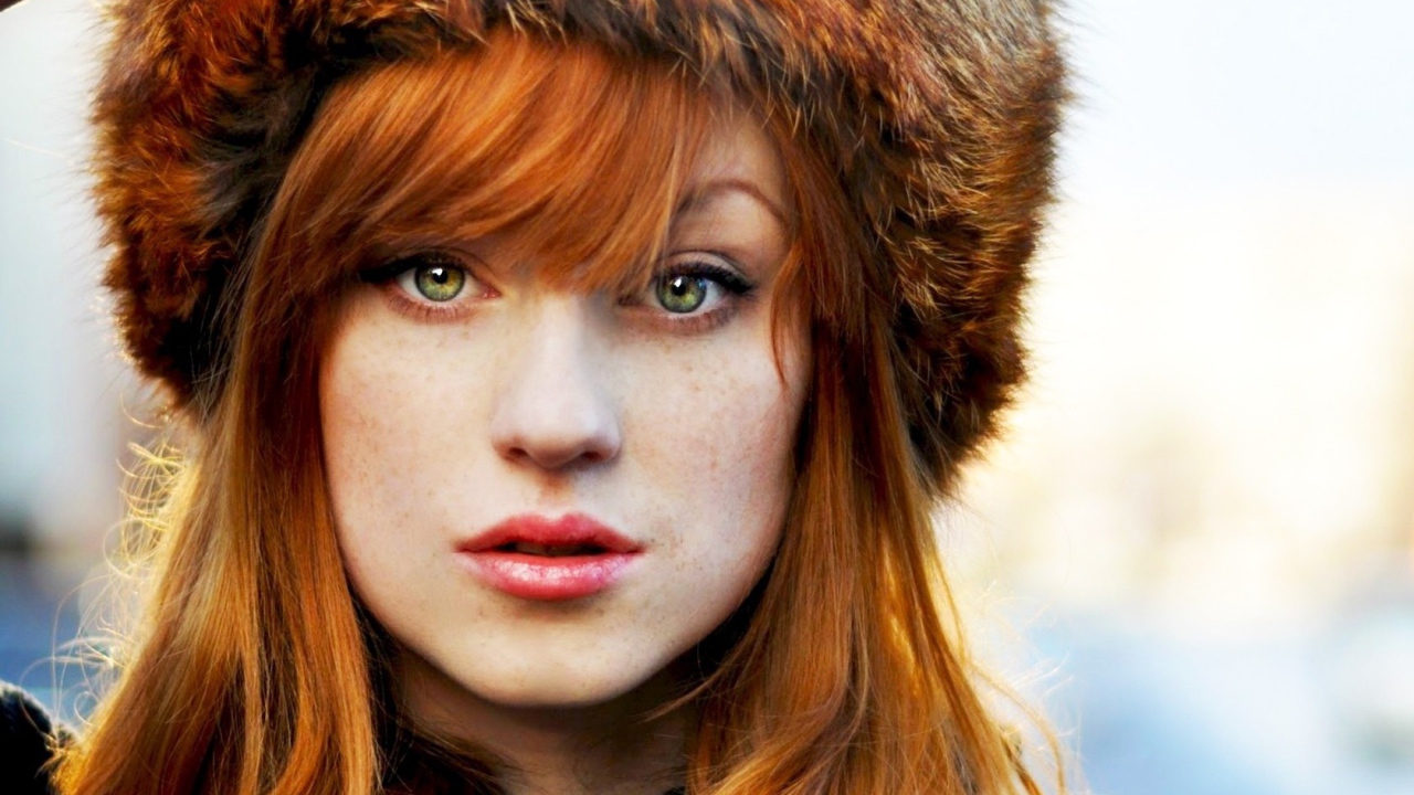 Рыжая в шапке