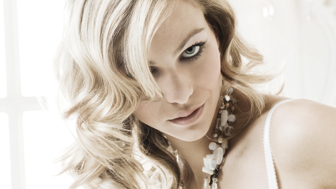 Блондинка с бусами