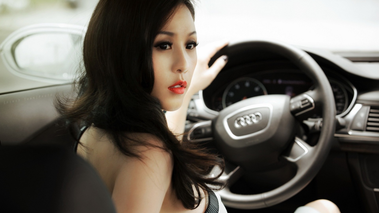 Брюнетка в Ауди