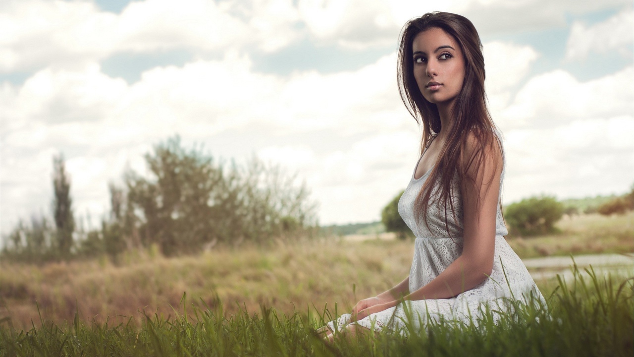 Брюнетка на природе