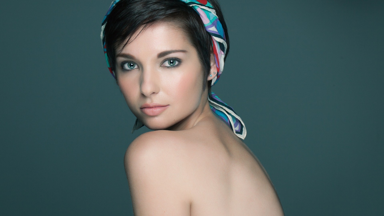 Брюнетка с платком