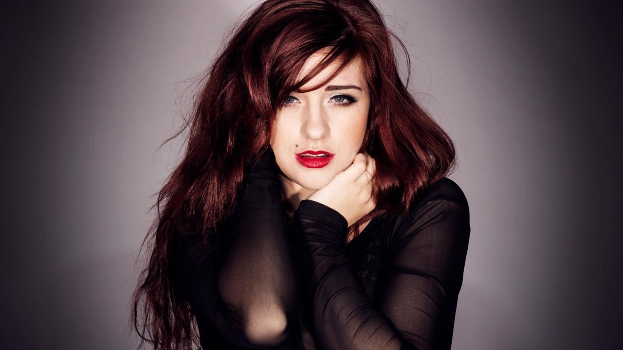 Брюнетка с красными губами