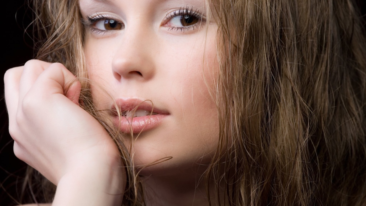 Девушка подперла кулачком голову