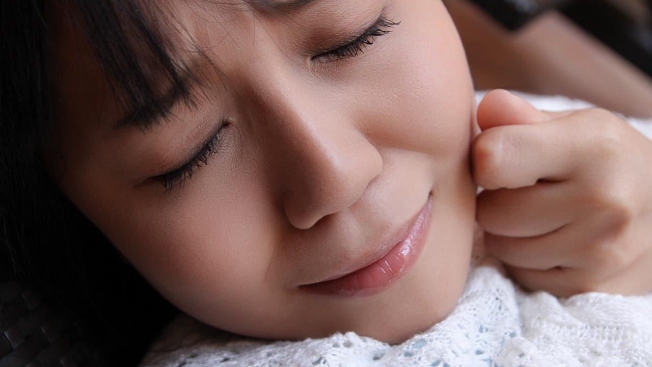 Девочка плачет