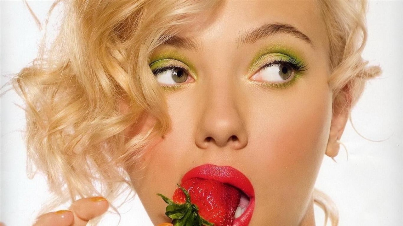 Девушка ест клубнику