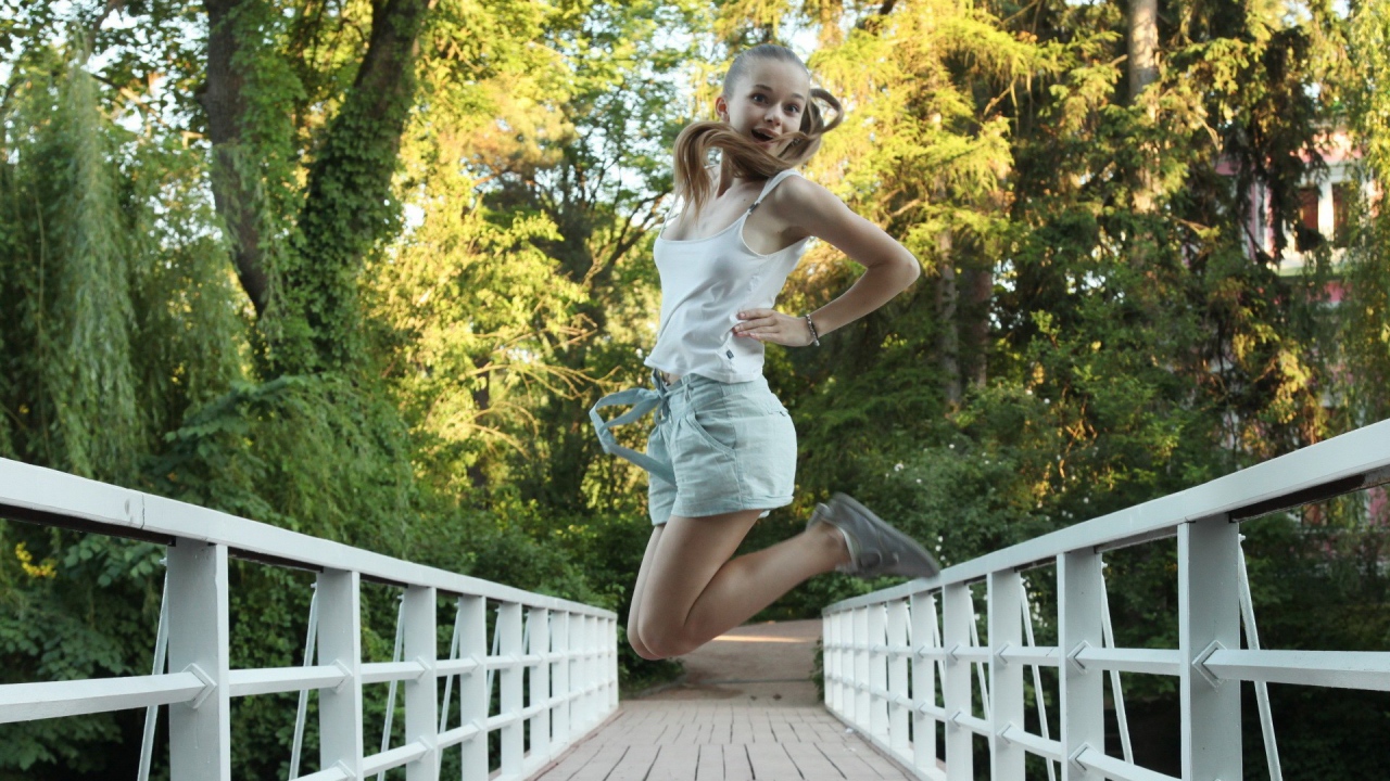 Девушка в прыжке