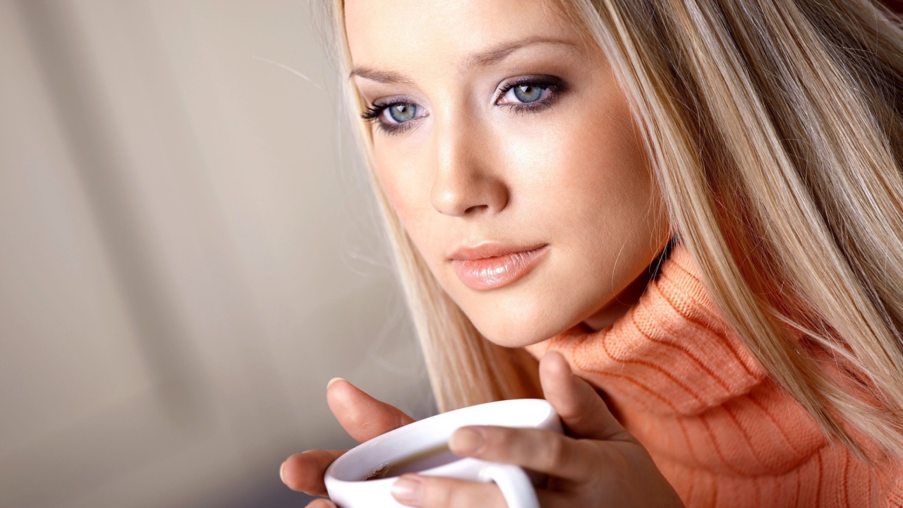 Девушка с чашкой чая