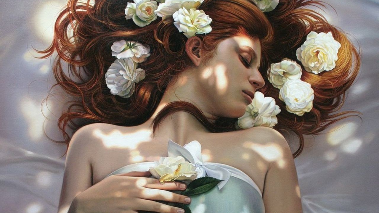 Девушка с цветами в волосах