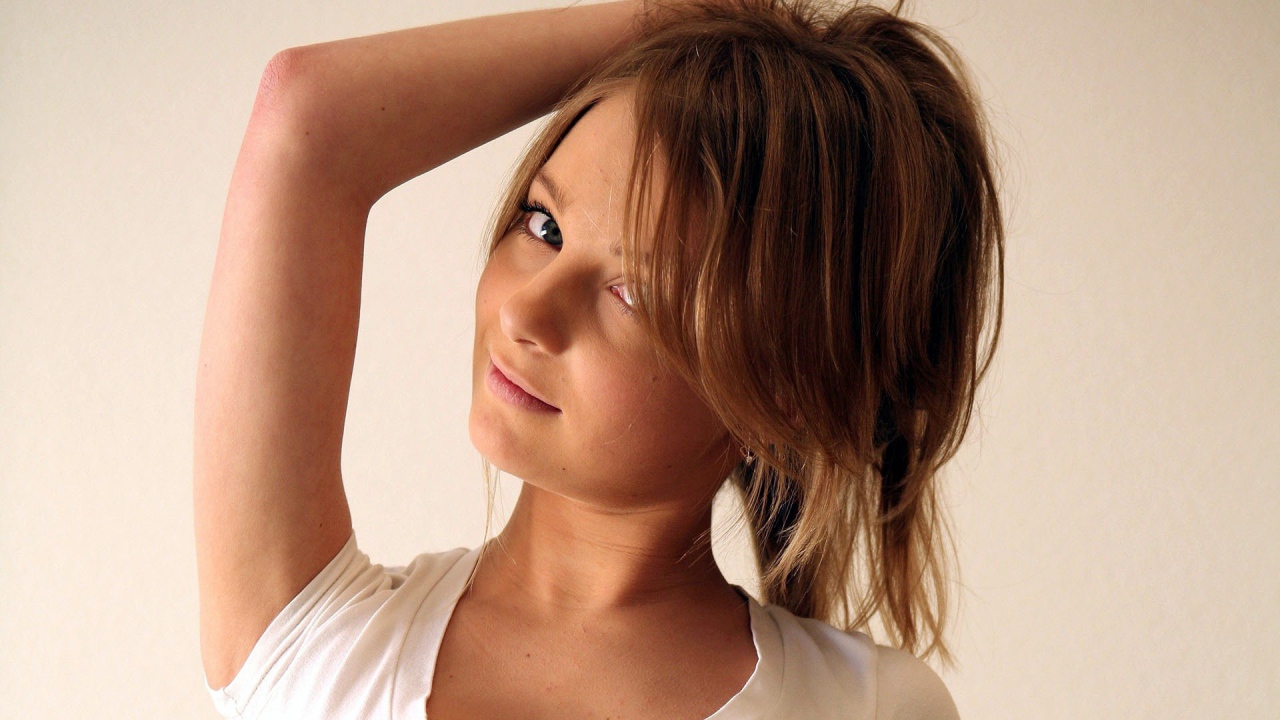 Поза с поднятой рукой