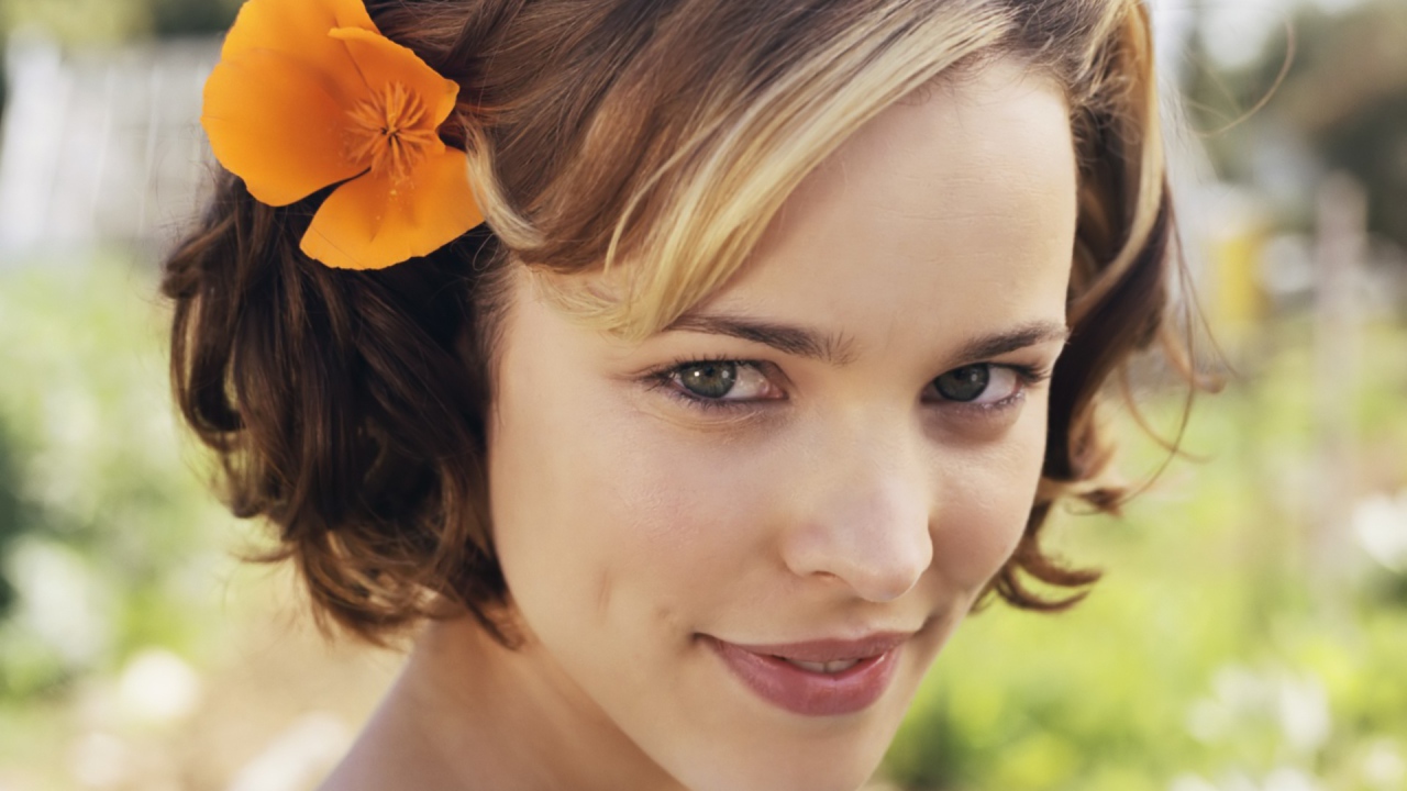 Рейчел с цветком в волосах