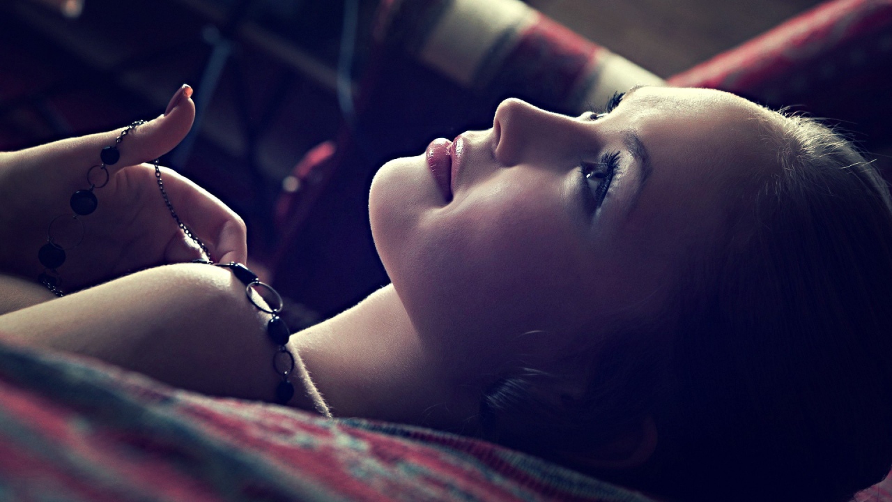 Девушка о чем-то мечтает