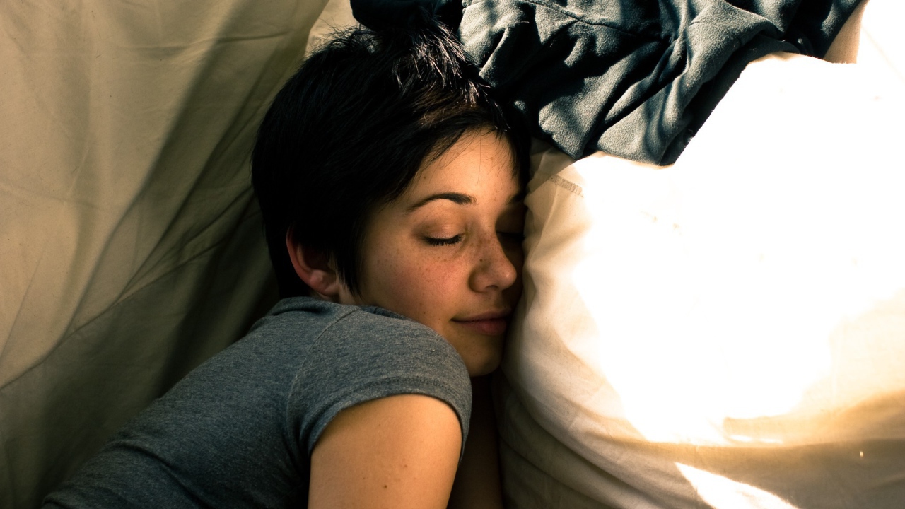 Девушка улыбается во сне