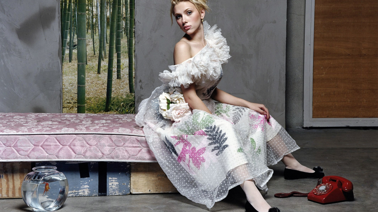 Актриса Скарлет Йохансон у телефона