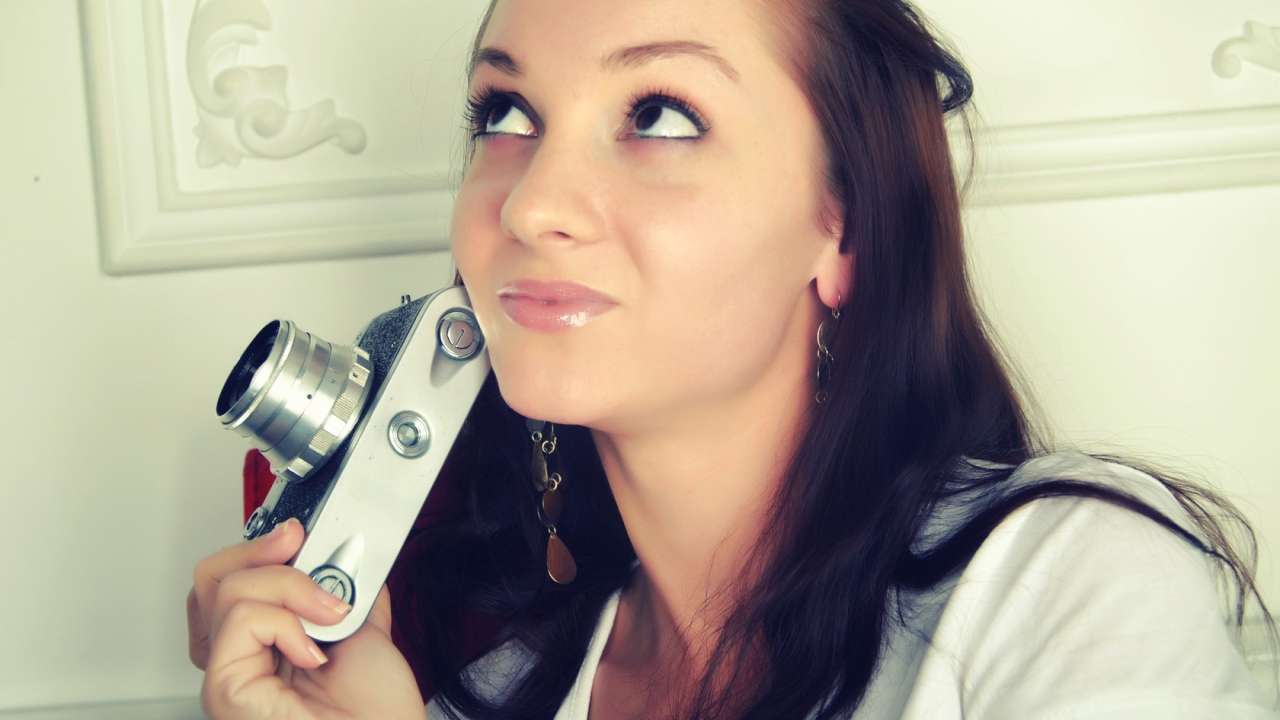 Брюнетка с фотоаппаратом