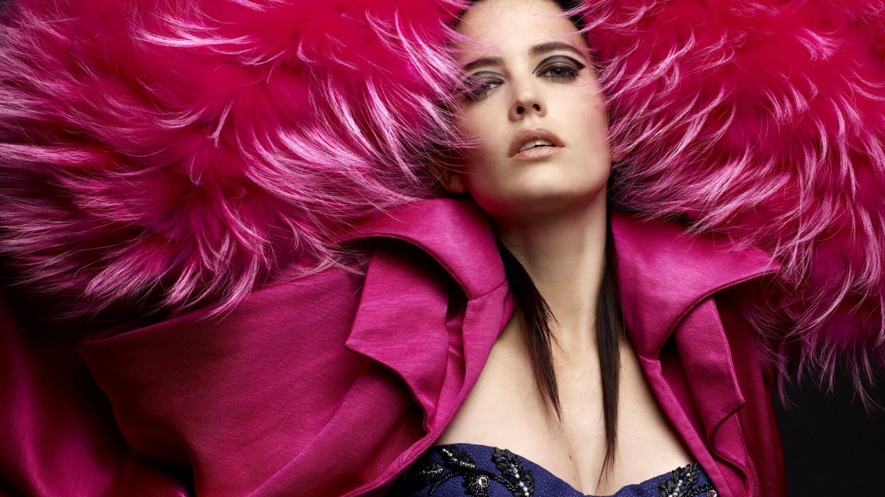 Девушка в розовой одежде