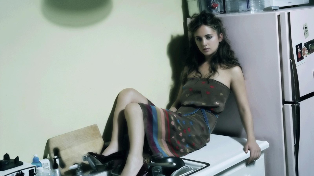 девушка на кухне