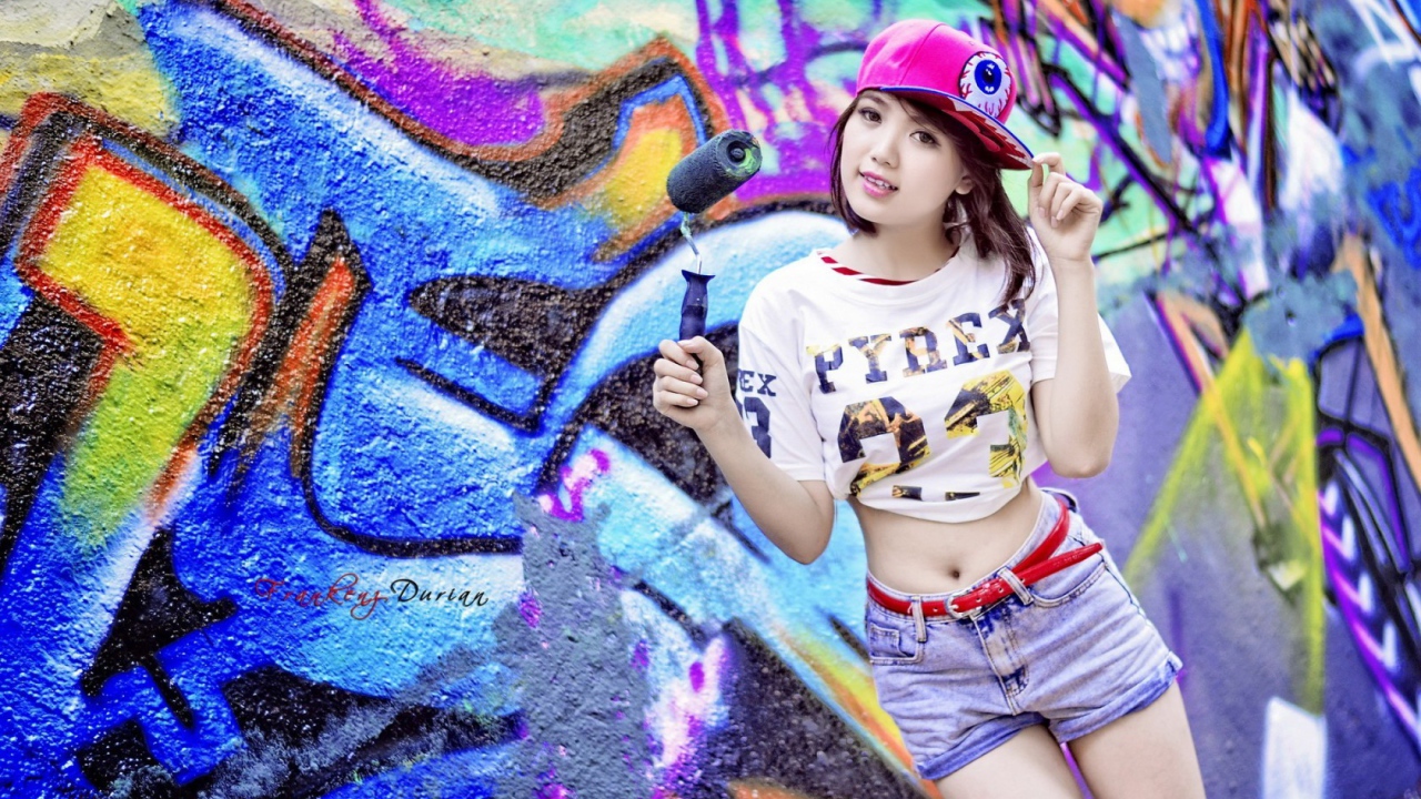 Девочка занимается граффити