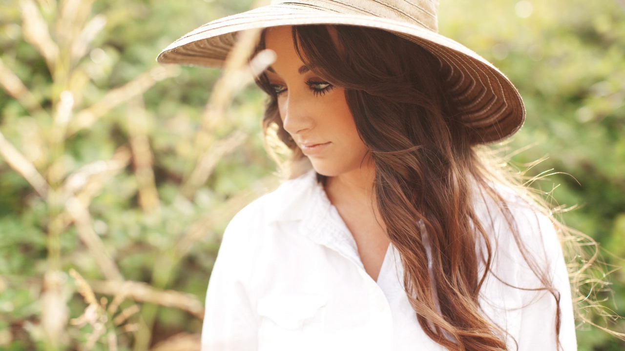 Брюнетка в широкополой шляпе