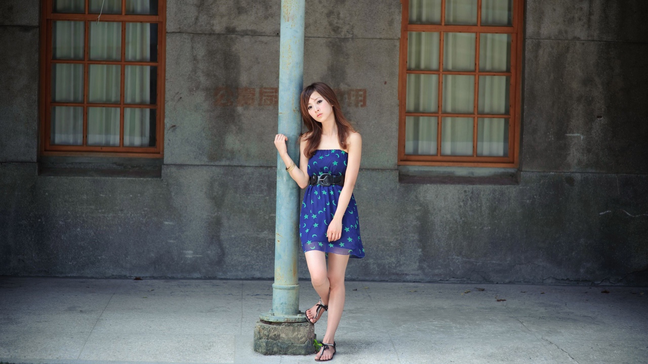 Девушка у столба