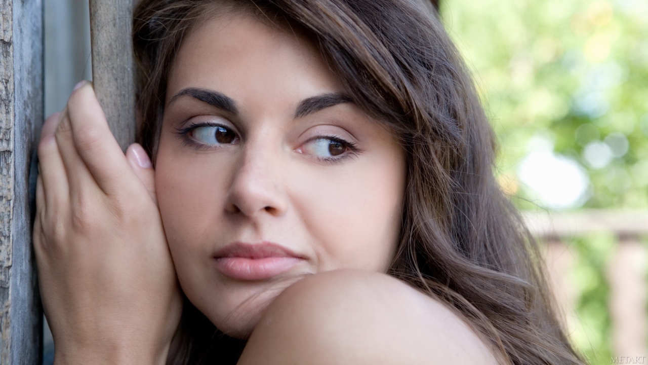 Девушка прижалась к забору