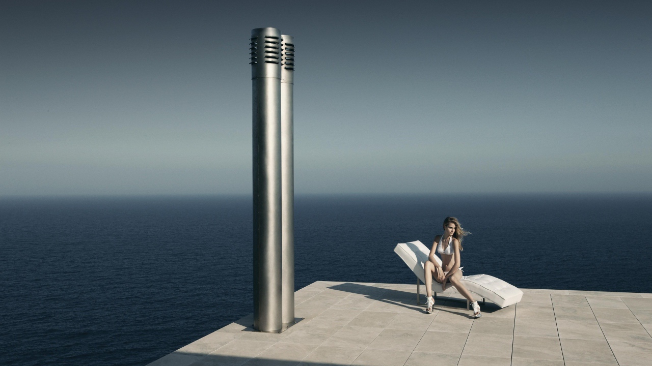 Девушка сидит у моря