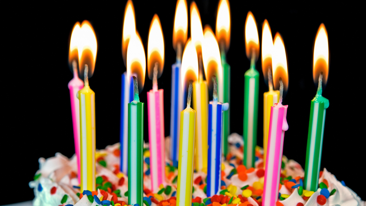 Разноцветные яркие свечи на день рождения