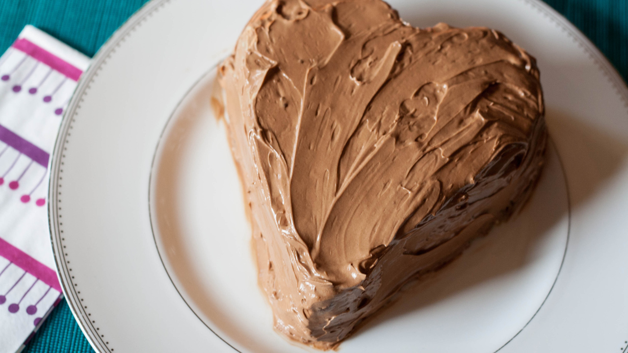 Кремовый торт в виде сердца на день рождения