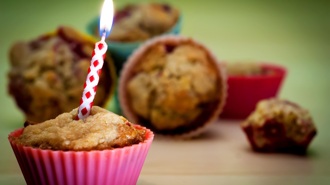 Кекс со свечой на день рождения