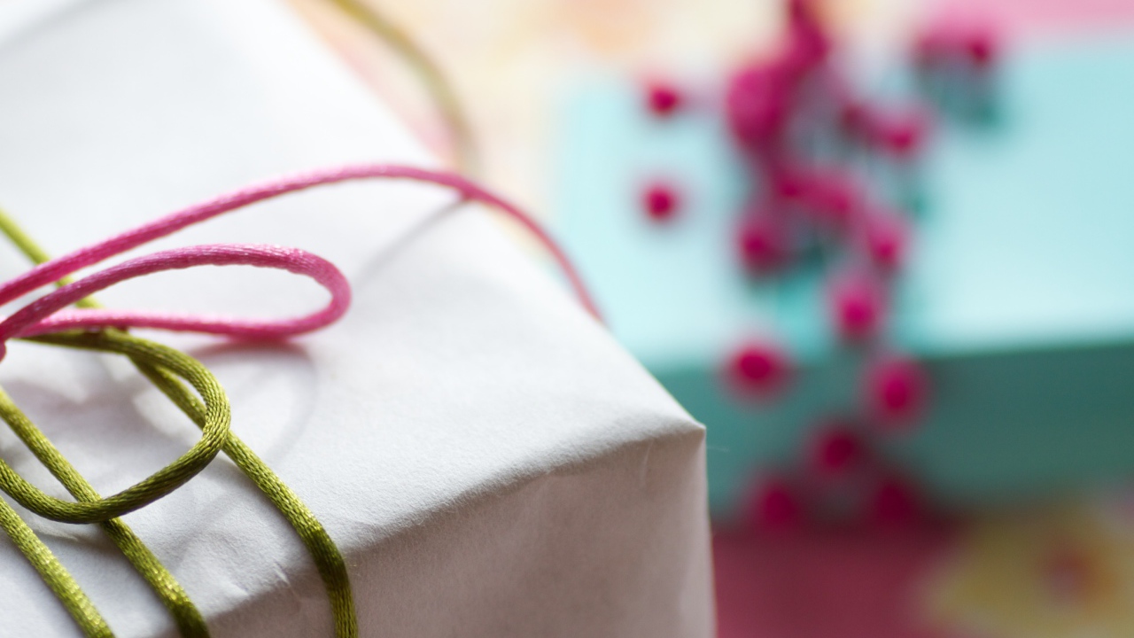 Край подарка на день рождения