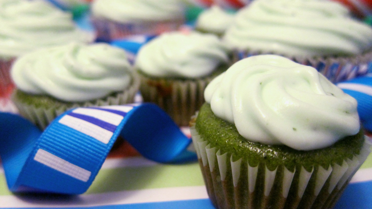 Зелёный кекс на день рождения