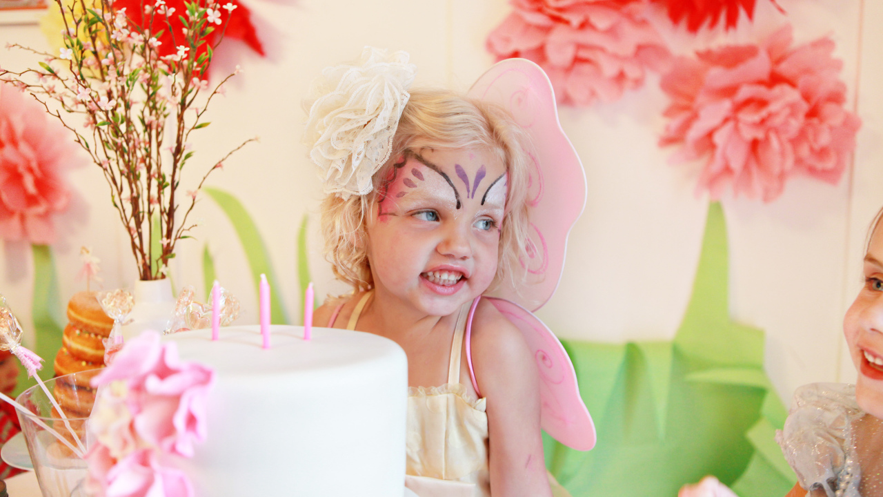 Счастливая девочка на день рождения