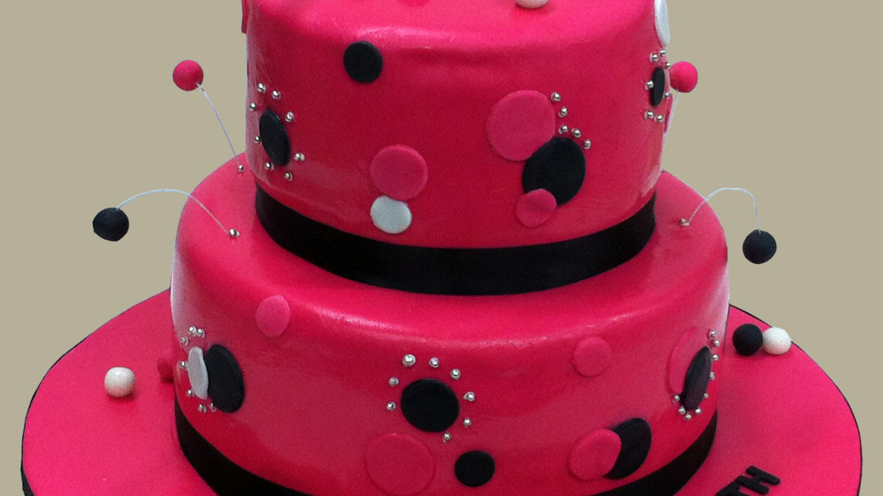 Розовый торт на день рождения
