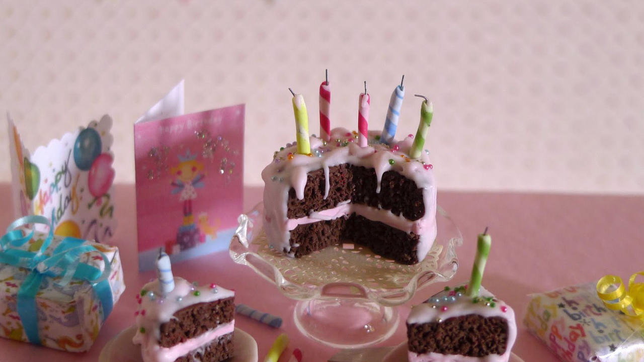 Розовый нарезанный торт на день рождения