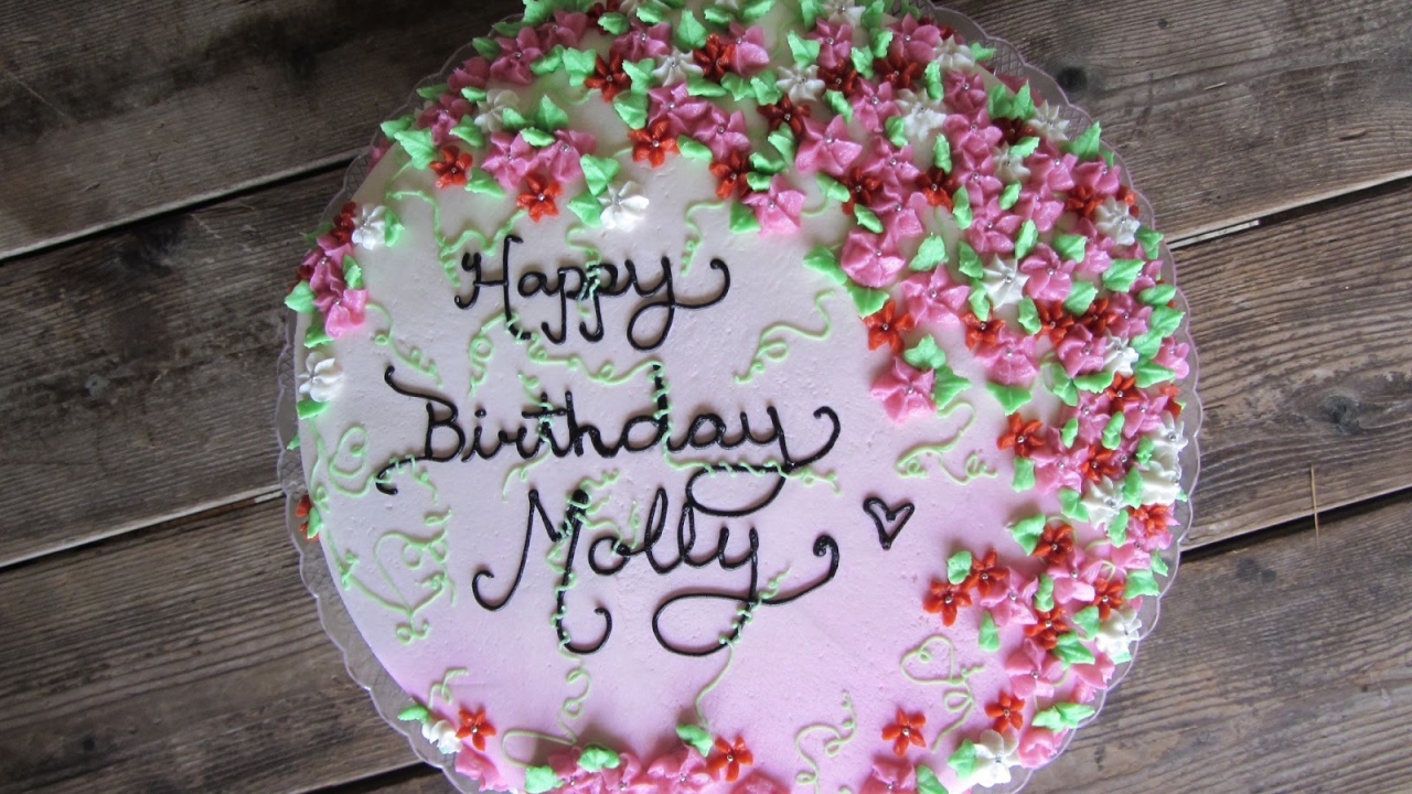 Торт ко дню рождения покрыт цветами